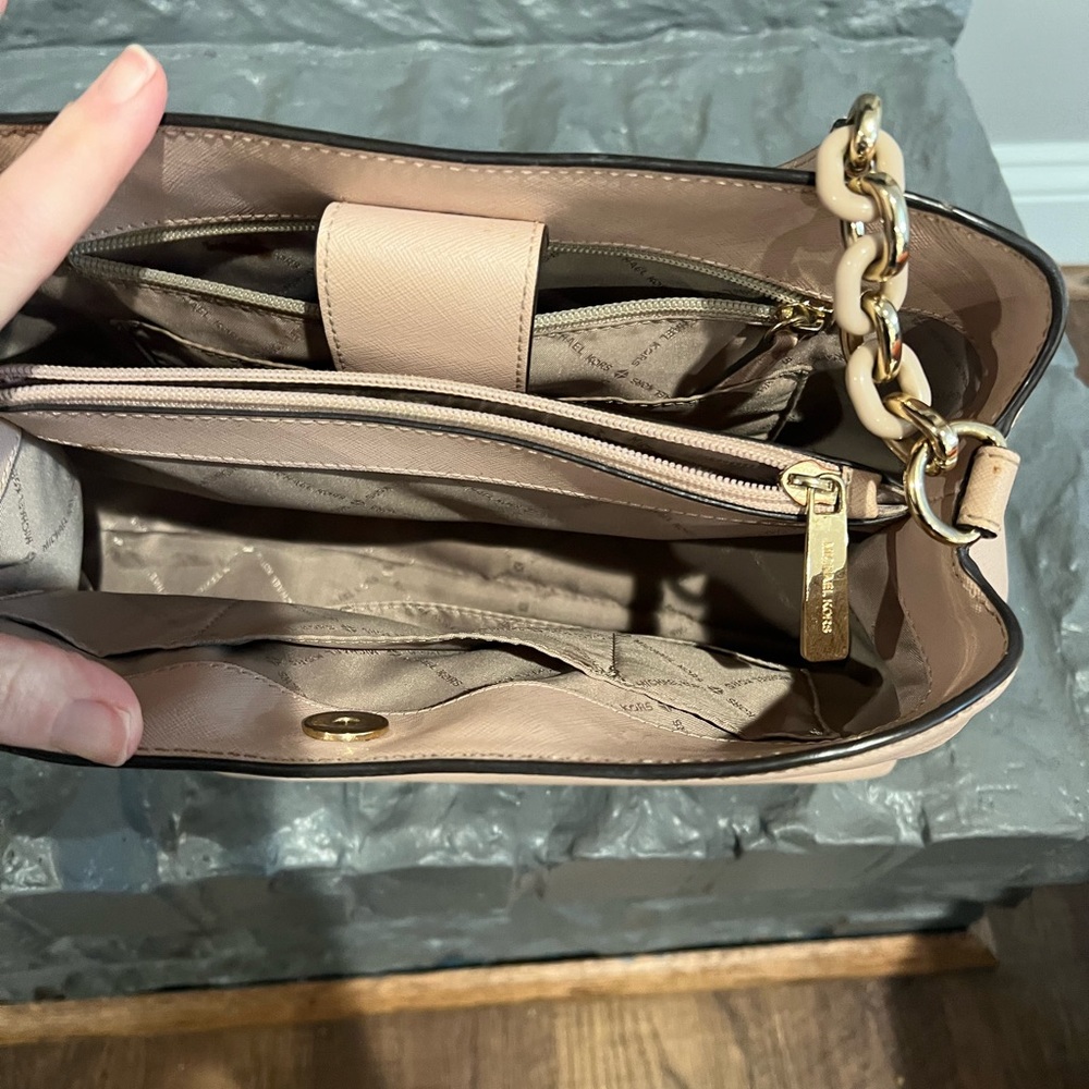 Blush colored Micheal Kors bag with matching wallet. Like new condition.